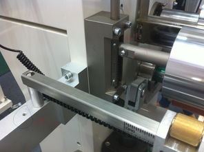 機械設計與制造 電氣交流版塊零件的表面處理如圖中所示,表面金黃色偏暗亞光的,表面看來不應該是噴漆,因為是公差件,我們也試過真空鍍膜,但不是太現實,表面的預處理和光潔度要求高